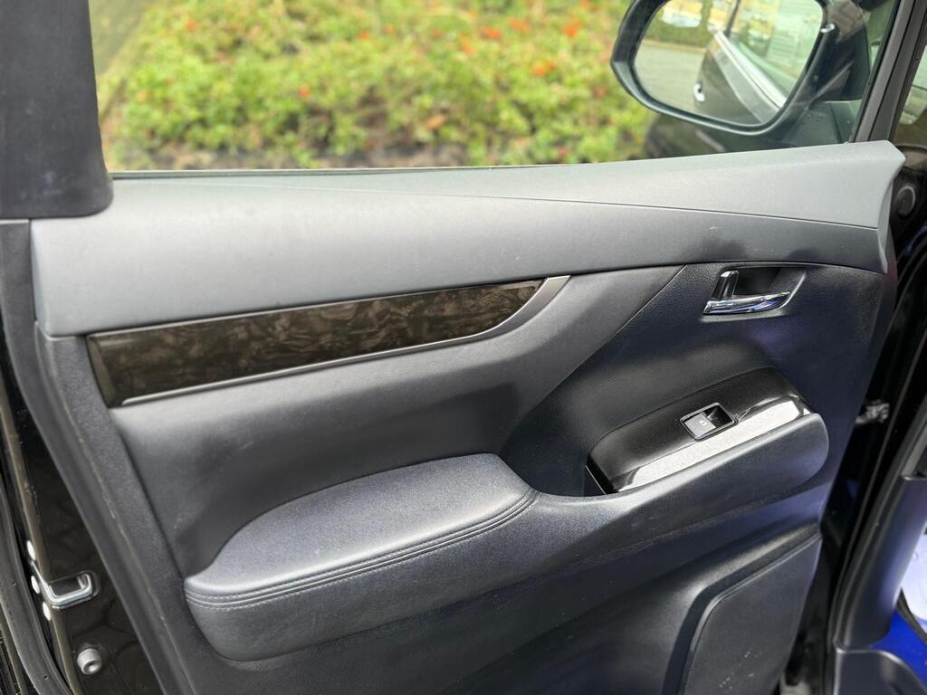 Toyota Vellfire 30 Series | 2500cc Petrol | 8 Seater 2015