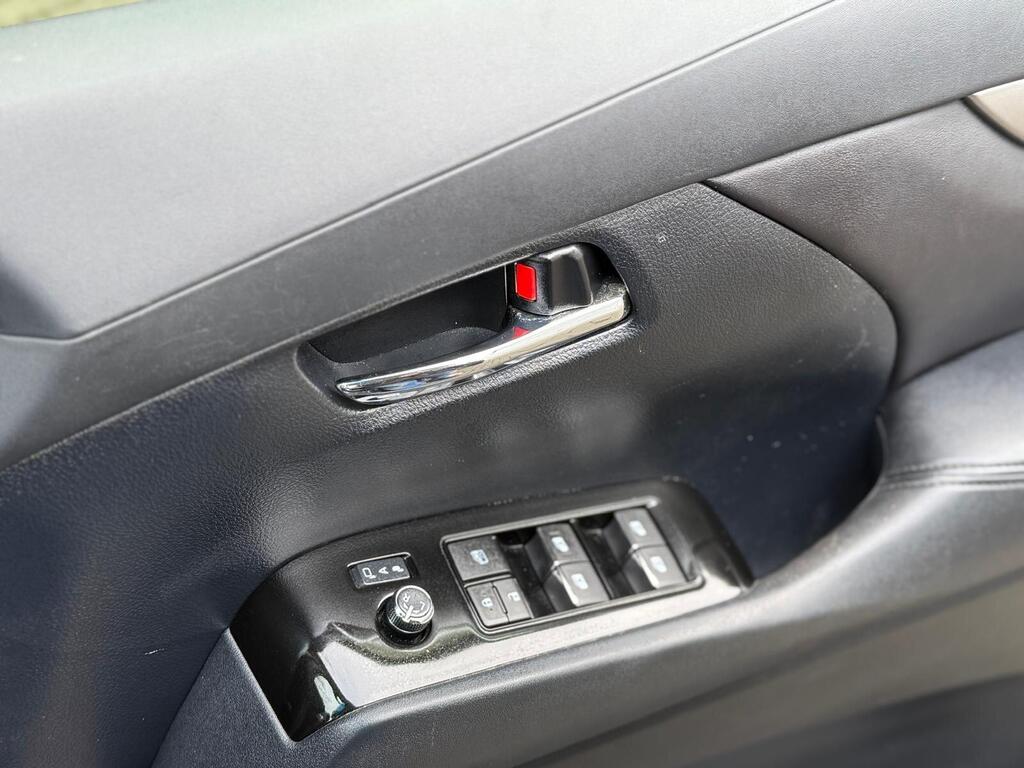 Toyota Vellfire 30 Series | 2500cc Petrol | 8 Seater 2015