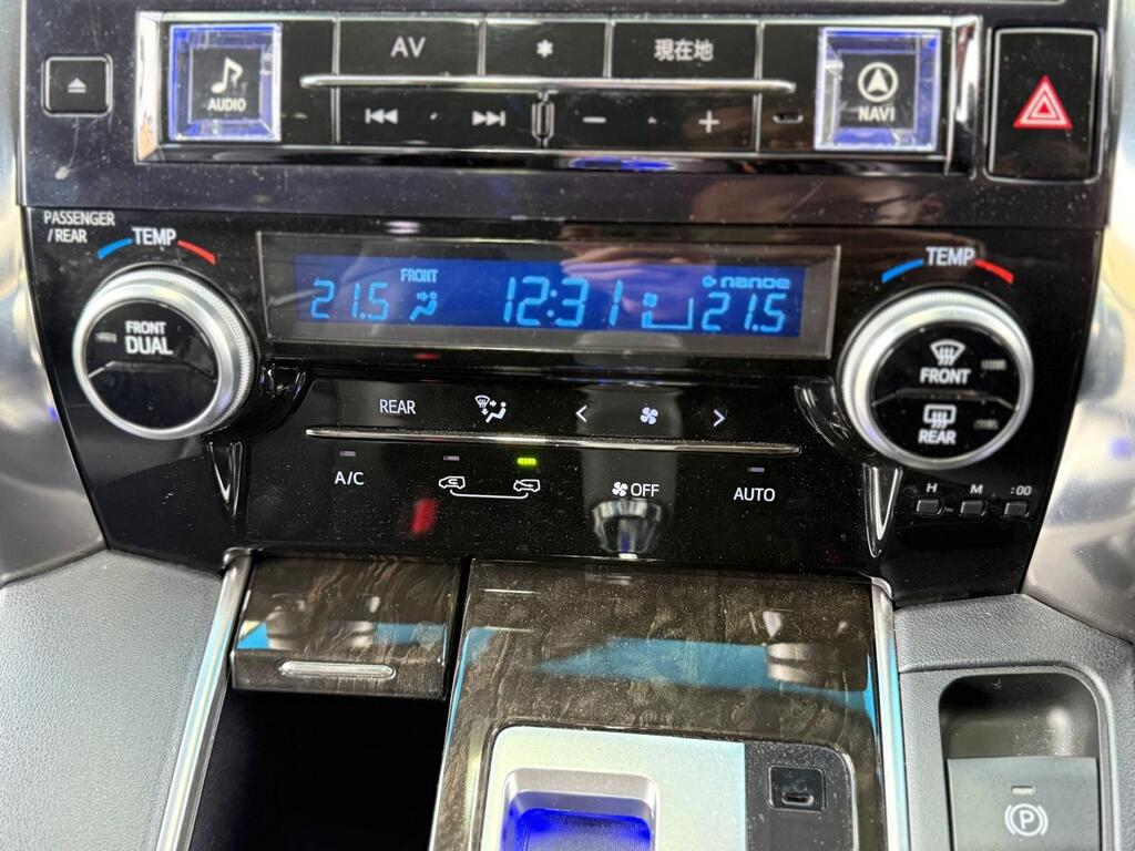 Toyota Vellfire 30 Series | 2500cc Petrol | 8 Seater 2015