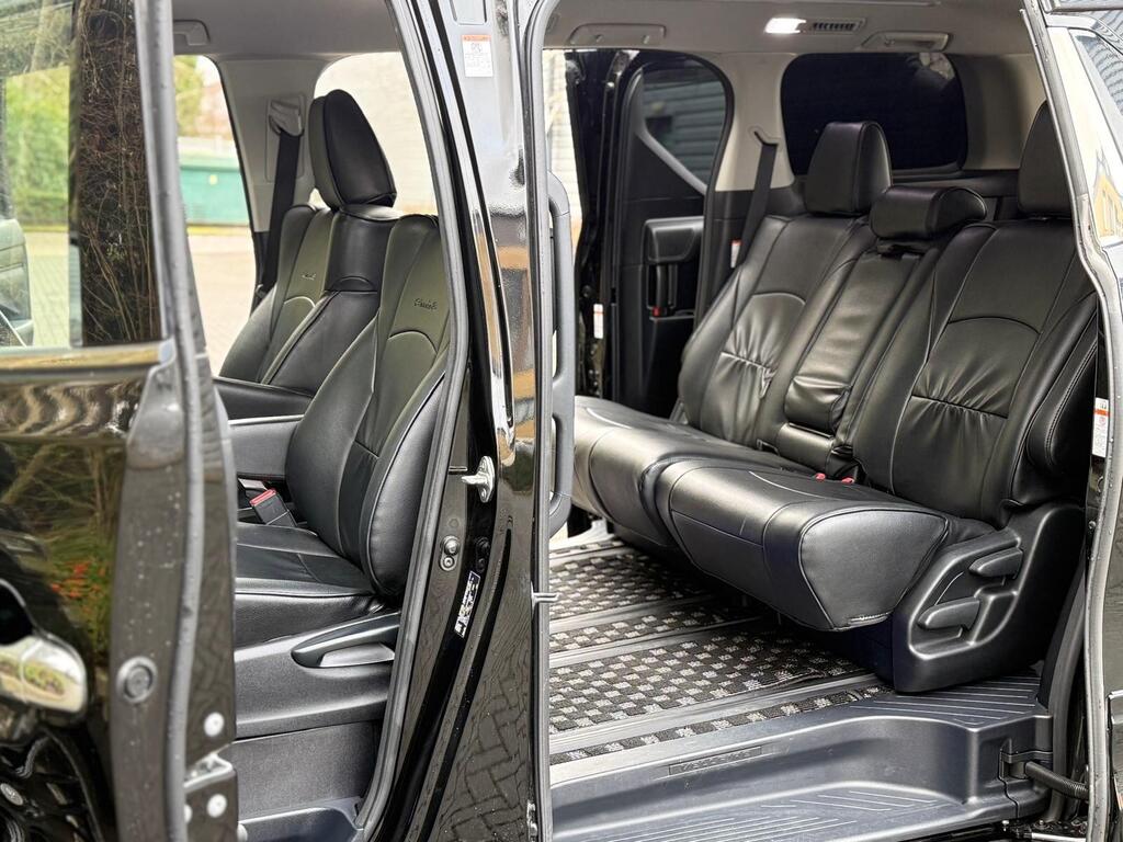 Toyota Vellfire 30 Series | 2500cc Petrol | 8 Seater 2015