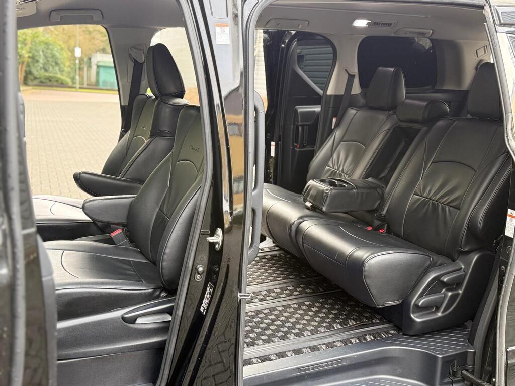 Toyota Vellfire 30 Series | 2500cc Petrol | 8 Seater 2015