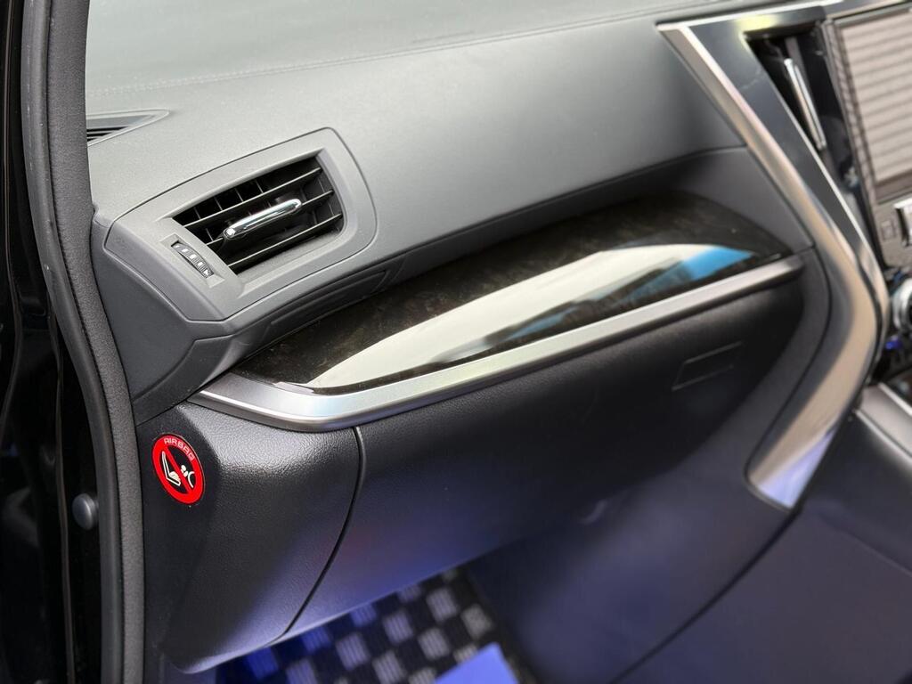 Toyota Vellfire 30 Series | 2500cc Petrol | 8 Seater 2015