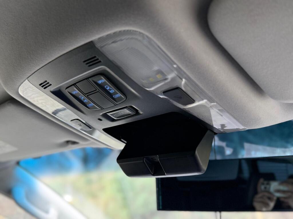 Toyota Vellfire 30 Series | 2500cc Petrol | 8 Seater 2015